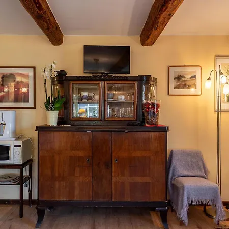 Róże I Jabłonie *